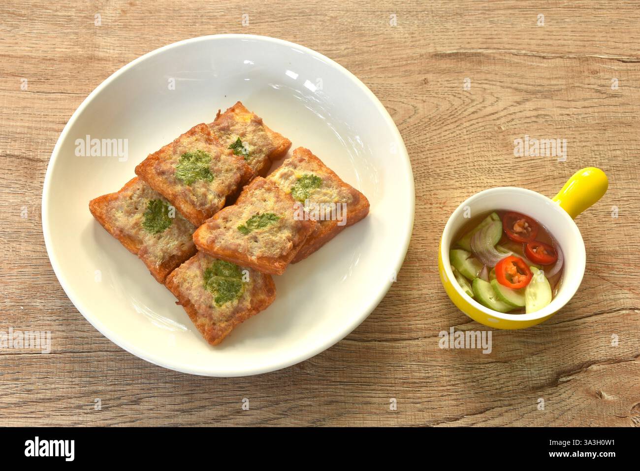 Toast di maiale fritti croccanti sul piatto mangiate una coppia con salsa di verdure sottaceto Foto Stock