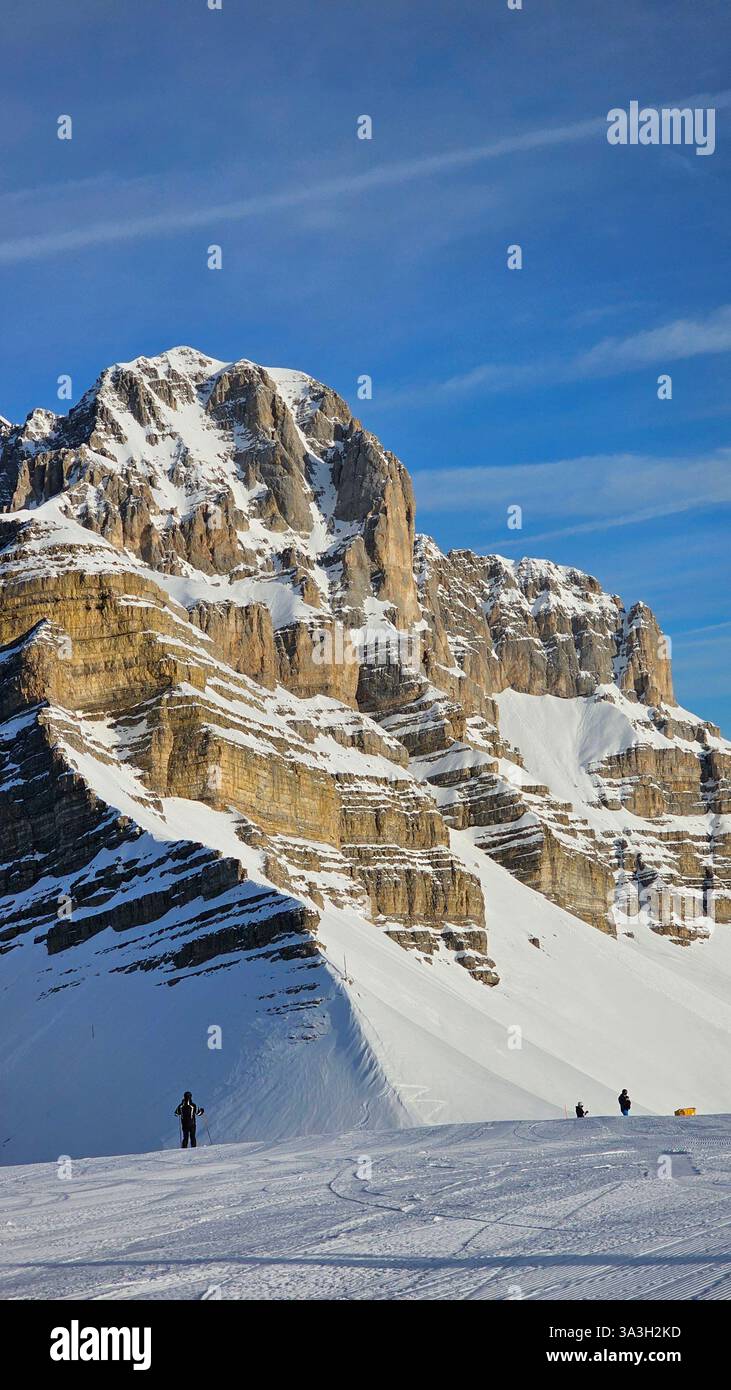 sciatore in cima alla montagna - Immagine stock catturata con smartphone