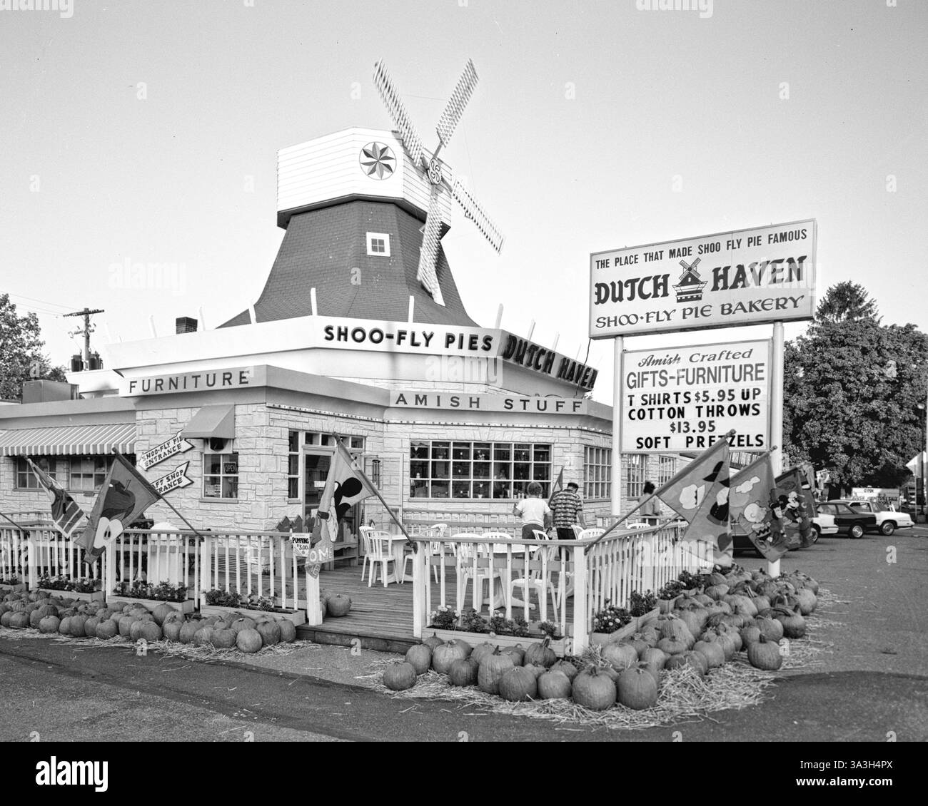 Dutch Haven, 2857A Lincoln Highway East, Ronks, Lancaster County, Pennsylvania, circa 1980 Foto Stock