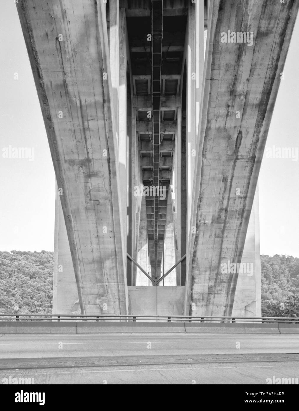 LATO INFERIORE DA OVEST. - George Westinghouse Bridge, che attraversa Turtle Creek alla Lincoln Highway (U.S. Route 30), East Pittsburgh, Allegheny County, Pennsylvania, circa 1997 Foto Stock