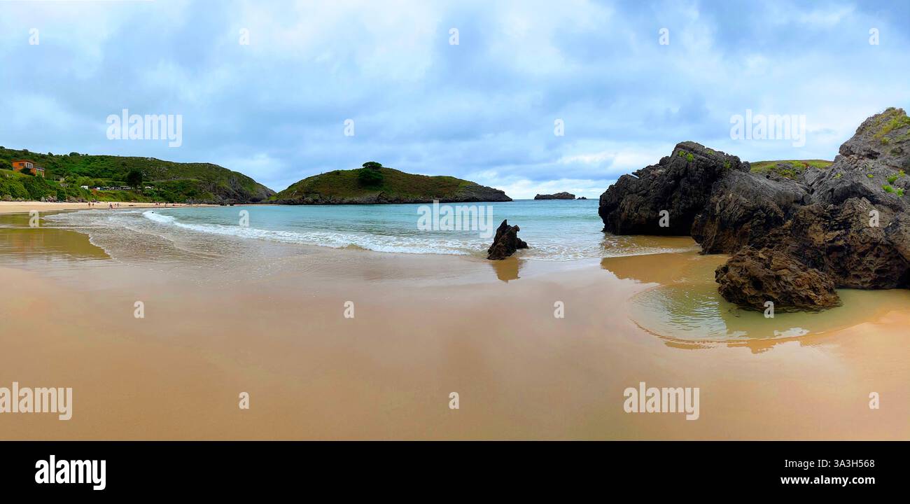 Spiaggia durante la bassa marea, vista panoramica. Barro, Asturie, Spagna. - Immagine stock catturata con smartphone