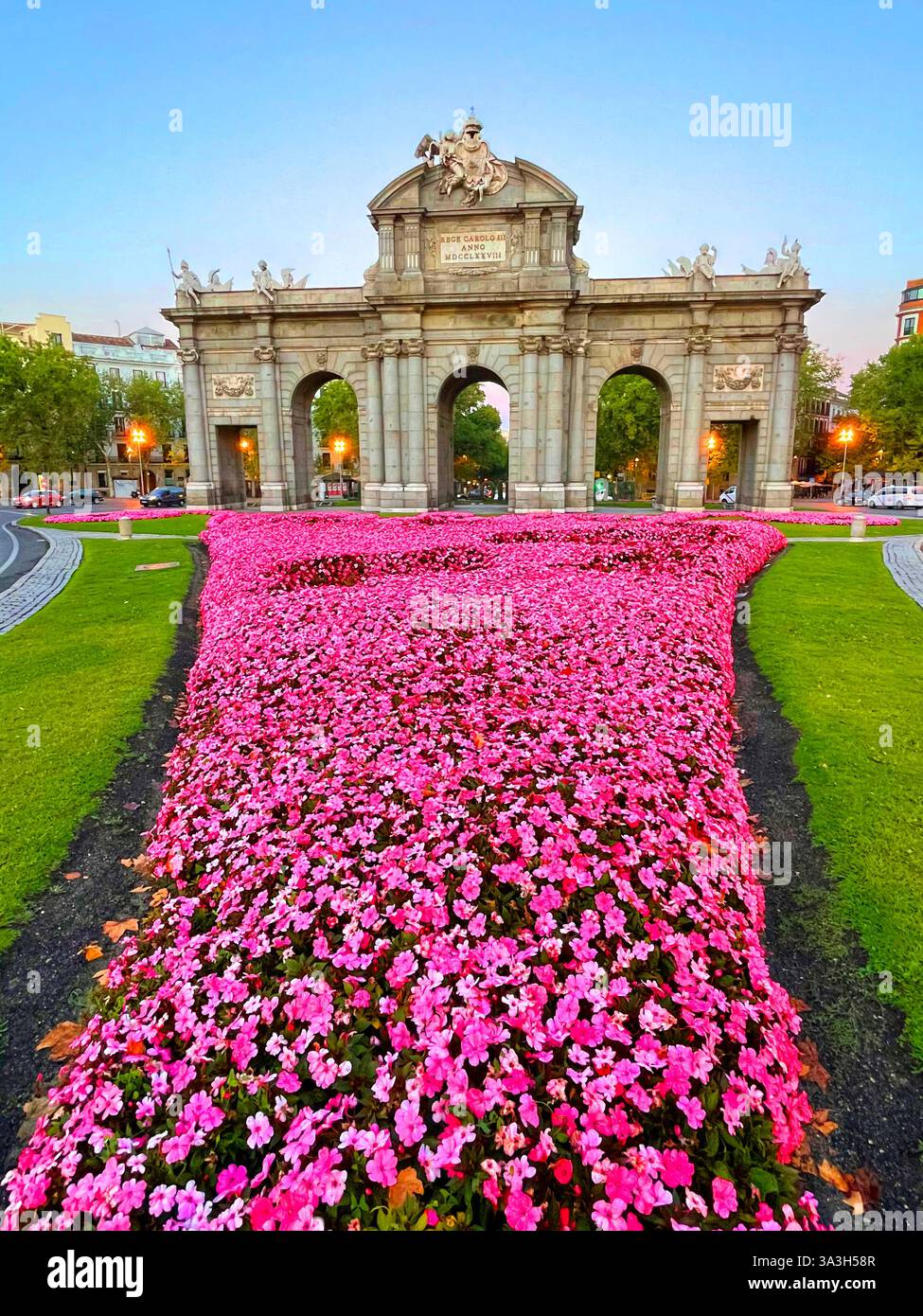 Alla Porta di Alcalá. Madrid, Spagna. - Immagine stock catturata con smartphone