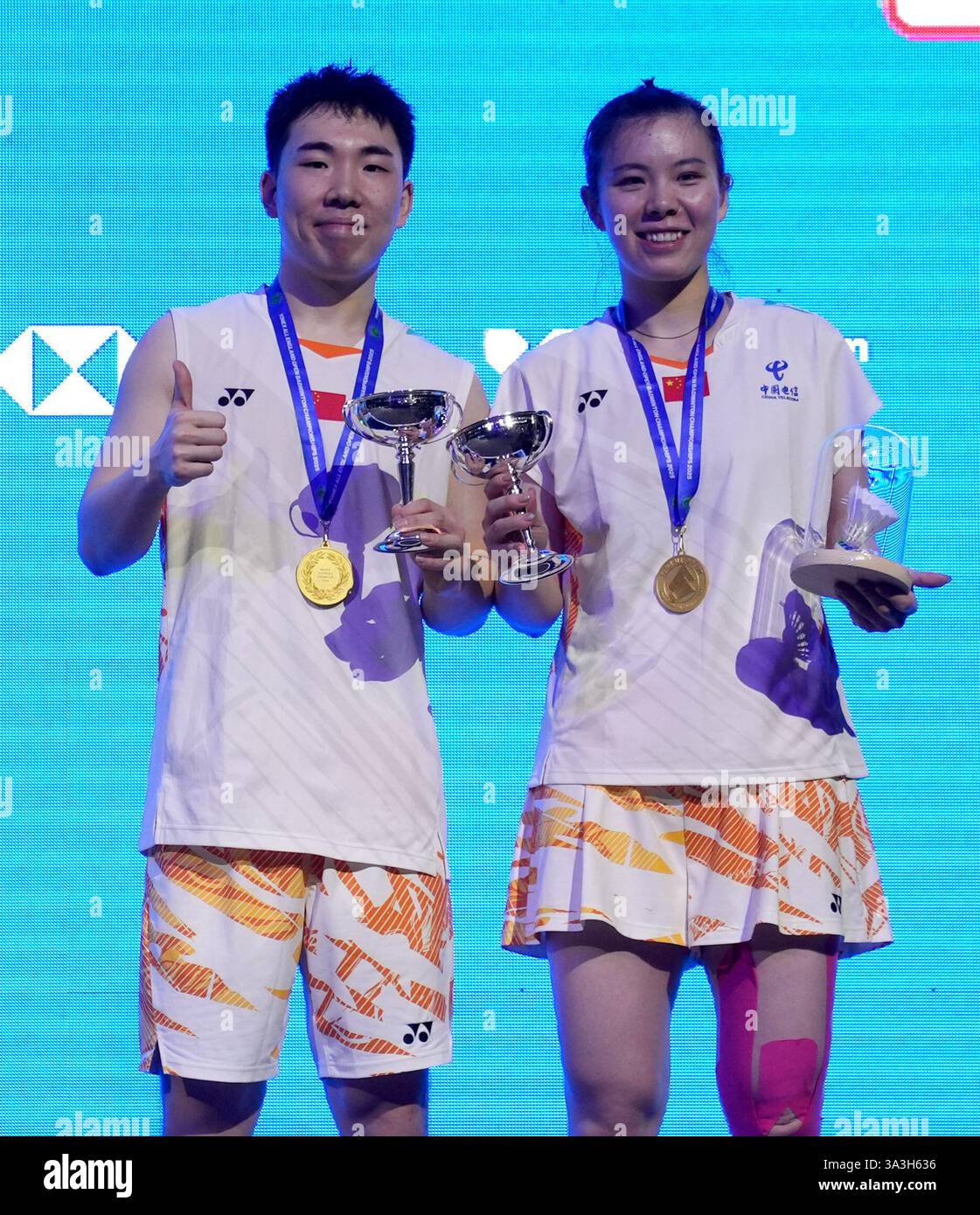 I cinesi Fang Hui Chen e Guo Xin Wa posano con i loro trofei dopo aver vinto la finale di doppio misto contro i cinesi Yan Zhe Feng e Ya Xin Wei (non nella foto) il sesto giorno degli YONEX All England Open Badminton Championships presso l'Utilita Arena di Birmingham. Data foto: Domenica 16 marzo 2025. Foto Stock