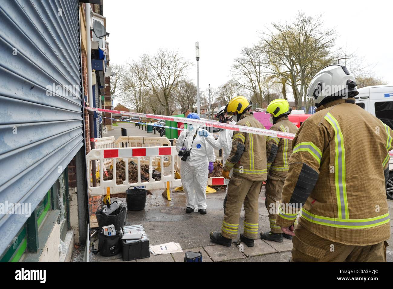 Redwood Road, Walsall 16 marzo 2025: I vigili del fuoco del West Midlands e le forze dell'ordine stanno indagando su un grave incendio pianeggiante sopra una fila di negozi su Redwood Road nella Yew Tree Estate di Walsall. Quattro persone sono state salvate, ma due erano in condizioni critiche, incluso un bambino. Il capo dei vigili del fuoco Simon Tuhill ha dichiarato: “Questo è stato un incendio significativo in un blocco di appartamenti sopra un negozio. Al loro arrivo i miei vigili del fuoco hanno lavorato duramente in condizioni davvero difficili e hanno salvato 4 persone dall'isolato tramite una scala. Crediti: British News and Media/Alamy Live News Foto Stock