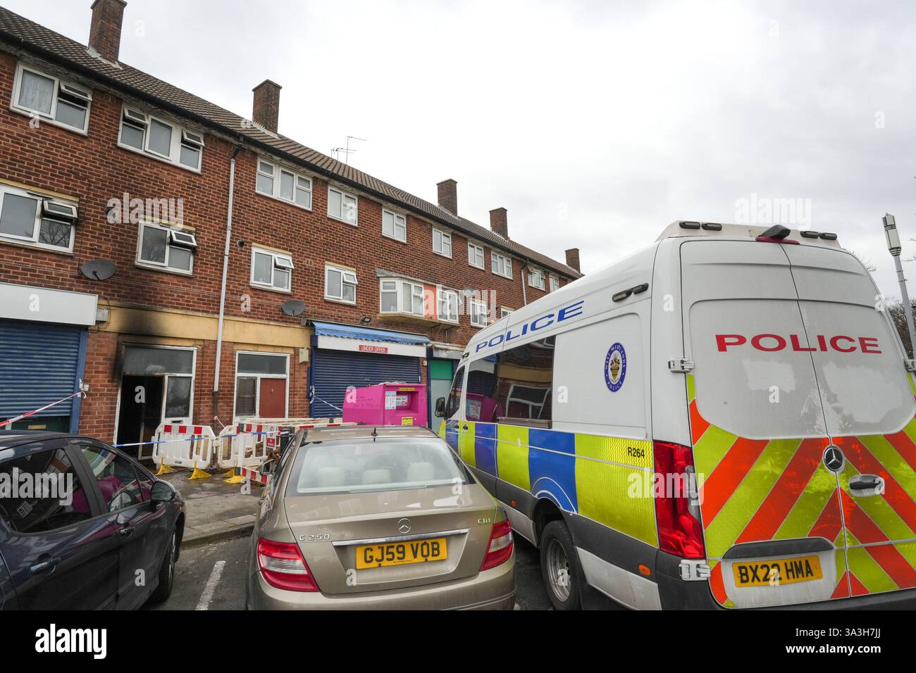 Redwood Road, Walsall 16 marzo 2025: I vigili del fuoco del West Midlands e le forze dell'ordine stanno indagando su un grave incendio pianeggiante sopra una fila di negozi su Redwood Road nella Yew Tree Estate di Walsall. Quattro persone sono state salvate, ma due erano in condizioni critiche, incluso un bambino. Il capo dei vigili del fuoco Simon Tuhill ha dichiarato: “Questo è stato un incendio significativo in un blocco di appartamenti sopra un negozio. Al loro arrivo i miei vigili del fuoco hanno lavorato duramente in condizioni davvero difficili e hanno salvato 4 persone dall'isolato tramite una scala. Crediti: British News and Media/Alamy Live News Foto Stock