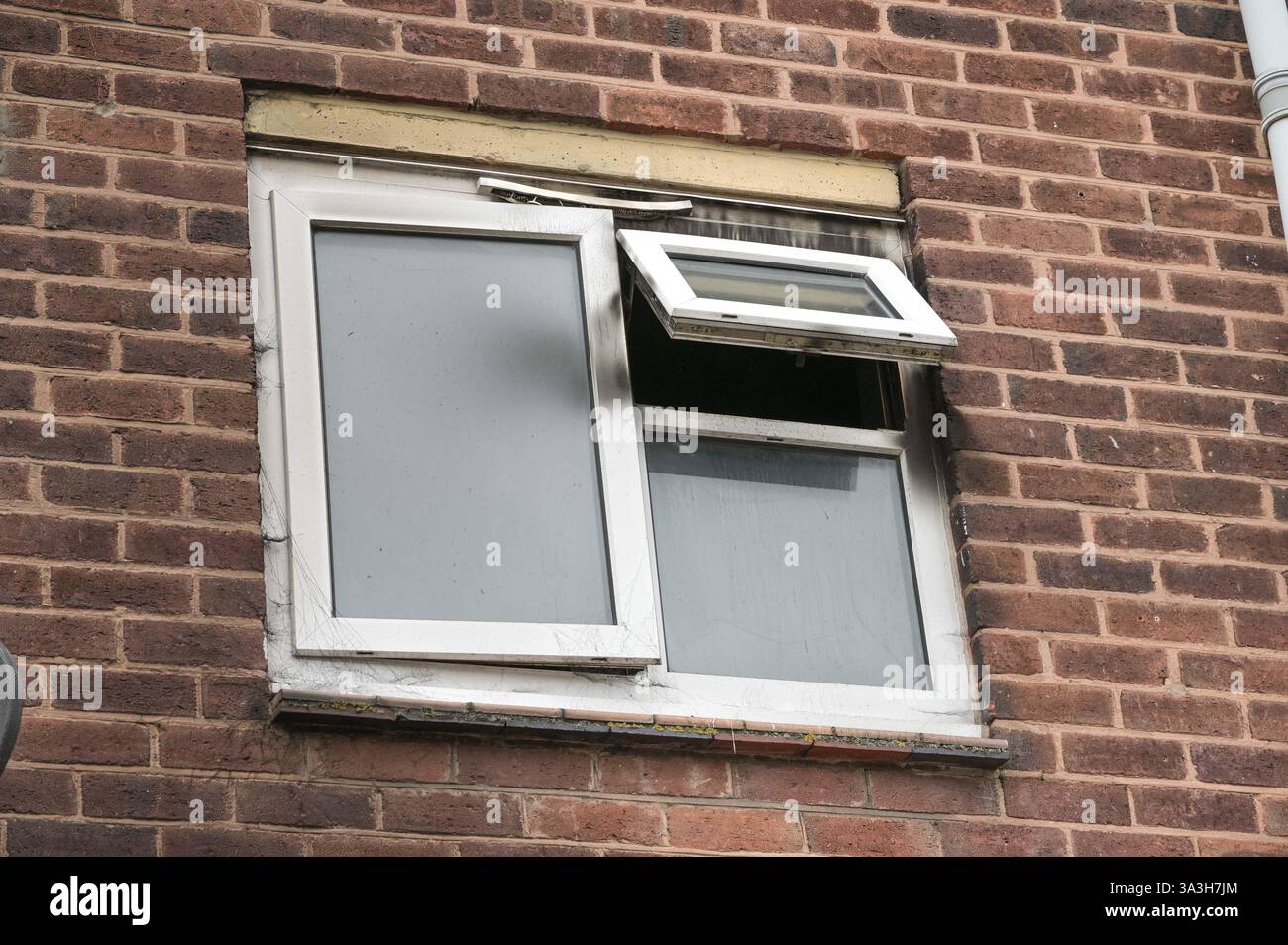 Redwood Road, Walsall 16 marzo 2025: I vigili del fuoco del West Midlands e le forze dell'ordine stanno indagando su un grave incendio pianeggiante sopra una fila di negozi su Redwood Road nella Yew Tree Estate di Walsall. Quattro persone sono state salvate, ma due erano in condizioni critiche, incluso un bambino. Il capo dei vigili del fuoco Simon Tuhill ha dichiarato: “Questo è stato un incendio significativo in un blocco di appartamenti sopra un negozio. Al loro arrivo i miei vigili del fuoco hanno lavorato duramente in condizioni davvero difficili e hanno salvato 4 persone dall'isolato tramite una scala. Crediti: British News and Media/Alamy Live News Foto Stock
