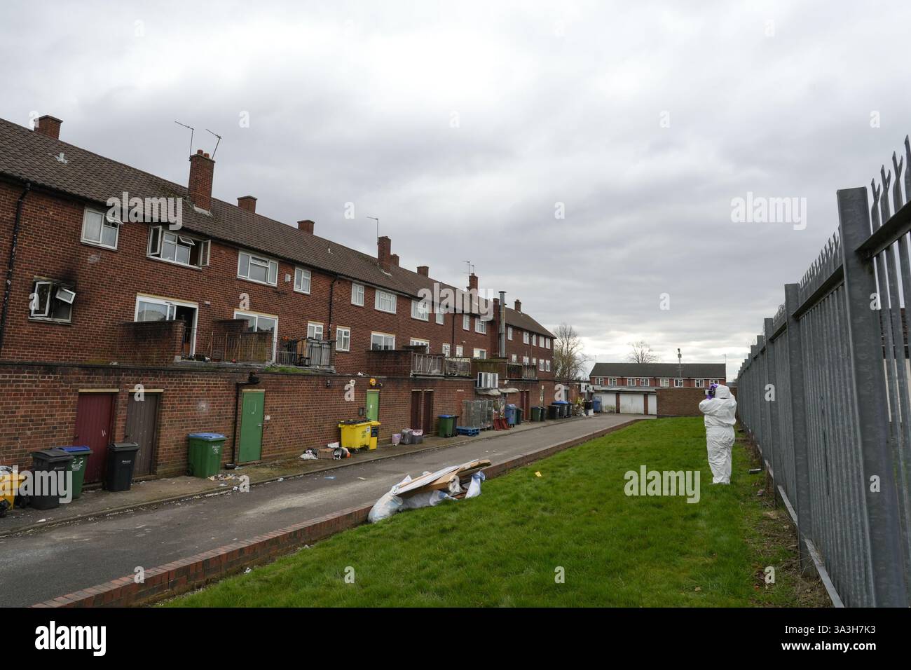 Redwood Road, Walsall 16 marzo 2025: I vigili del fuoco del West Midlands e le forze dell'ordine stanno indagando su un grave incendio pianeggiante sopra una fila di negozi su Redwood Road nella Yew Tree Estate di Walsall. Quattro persone sono state salvate, ma due erano in condizioni critiche, incluso un bambino. Il capo dei vigili del fuoco Simon Tuhill ha dichiarato: “Questo è stato un incendio significativo in un blocco di appartamenti sopra un negozio. Al loro arrivo i miei vigili del fuoco hanno lavorato duramente in condizioni davvero difficili e hanno salvato 4 persone dall'isolato tramite una scala. Crediti: British News and Media/Alamy Live News Foto Stock