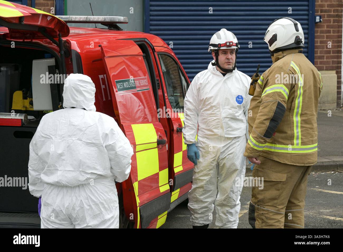 Redwood Road, Walsall 16 marzo 2025: I vigili del fuoco del West Midlands e le forze dell'ordine stanno indagando su un grave incendio pianeggiante sopra una fila di negozi su Redwood Road nella Yew Tree Estate di Walsall. Quattro persone sono state salvate, ma due erano in condizioni critiche, incluso un bambino. Il capo dei vigili del fuoco Simon Tuhill ha dichiarato: “Questo è stato un incendio significativo in un blocco di appartamenti sopra un negozio. Al loro arrivo i miei vigili del fuoco hanno lavorato duramente in condizioni davvero difficili e hanno salvato 4 persone dall'isolato tramite una scala. Crediti: British News and Media/Alamy Live News Foto Stock