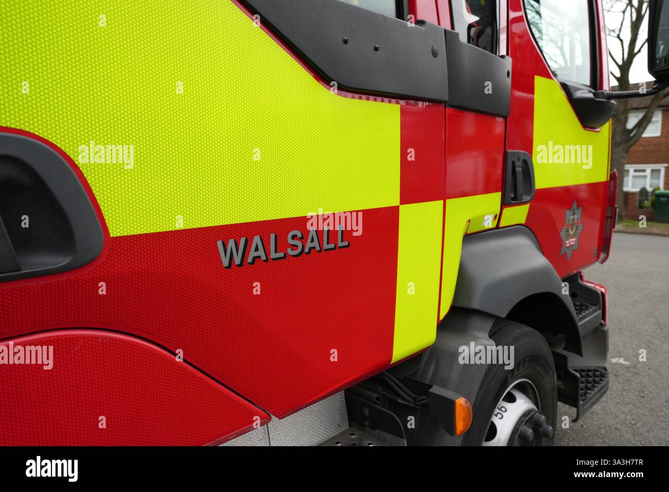 Redwood Road, Walsall 16 marzo 2025: I vigili del fuoco del West Midlands e le forze dell'ordine stanno indagando su un grave incendio pianeggiante sopra una fila di negozi su Redwood Road nella Yew Tree Estate di Walsall. Quattro persone sono state salvate, ma due erano in condizioni critiche, incluso un bambino. Il capo dei vigili del fuoco Simon Tuhill ha dichiarato: “Questo è stato un incendio significativo in un blocco di appartamenti sopra un negozio. Al loro arrivo i miei vigili del fuoco hanno lavorato duramente in condizioni davvero difficili e hanno salvato 4 persone dall'isolato tramite una scala. Crediti: British News and Media/Alamy Live News Foto Stock