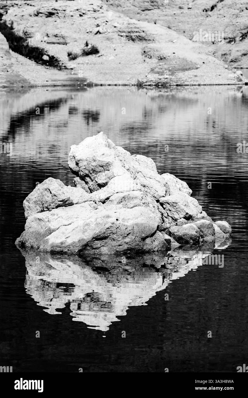 Roccia riflessa nel bacino idrico di Villajoyosa Foto Stock