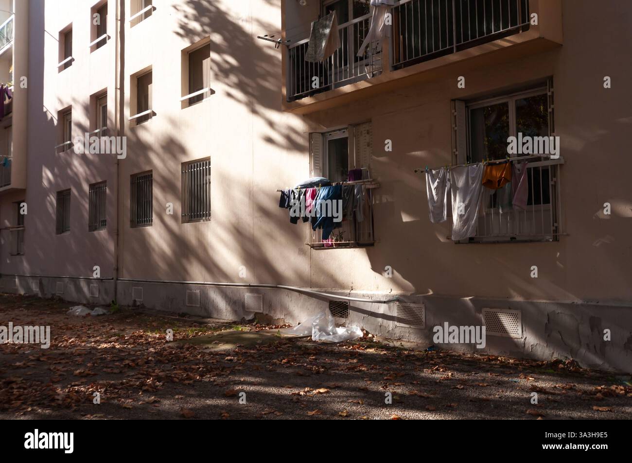Arles, zona Slum dietro i giardini della Torre Luma, Bouches du Rhône, Proven-Alpes-Côte d'Azur, Francia Foto Stock