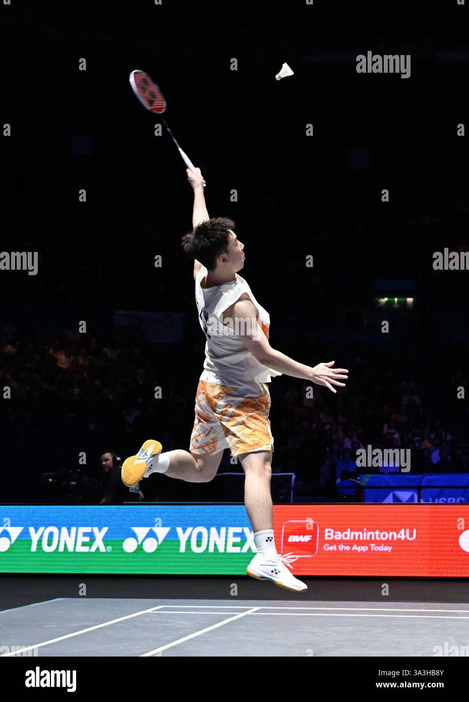 Utilita Arena, Birmingham, Regno Unito. 16 marzo 2025. 2025 YONEX All England Open Badminton Championships giorno 6; Mixed Doubles Final, GUO Xin Wa (CHN) e CHEN Fang Hui (CHN) contro FENG Yan Zhe (CHN) e WEI Ya Xin (CHN), GUO Xin Wa gioca un colpo Credit: Action Plus Sports/Alamy Live News Foto Stock