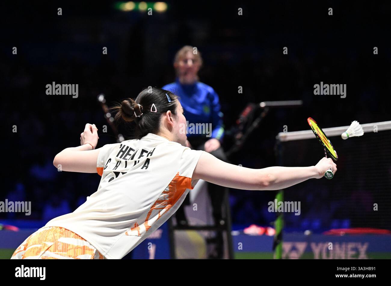 Utilita Arena, Birmingham, Regno Unito. 16 marzo 2025. 2025 YONEX All England Open Badminton Championships giorno 6; Mixed Doubles Final, GUO Xin Wa (CHN) e CHEN Fang Hui (CHN) contro FENG Yan Zhe (CHN) e WEI Ya Xin (CHN), CHEN Fang Hui gioca un colpo Credit: Action Plus Sports/Alamy Live News Foto Stock