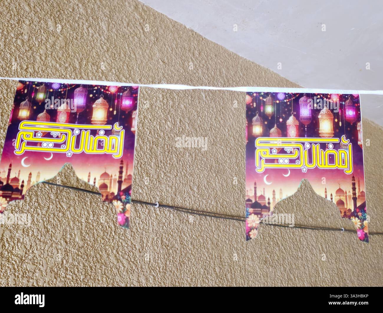 Traduzione di testo arabo (felice e generoso Ramadan Kareem), su una decorazione festosa per il mese Ramadan con lanterna lampada fanosa icona di Ramadan e sh Foto Stock