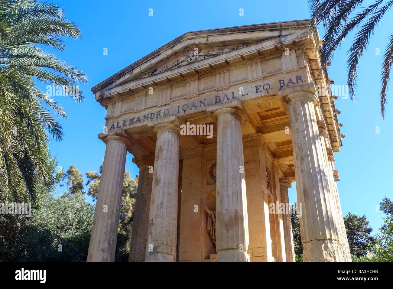 Valletta, Malta 27. Settembre 2024, monumento neoclassico dedicato a Sir Alexander John Ball all'interno dei giardini Lower Barrakka a la Valletta, Malta, con Foto Stock