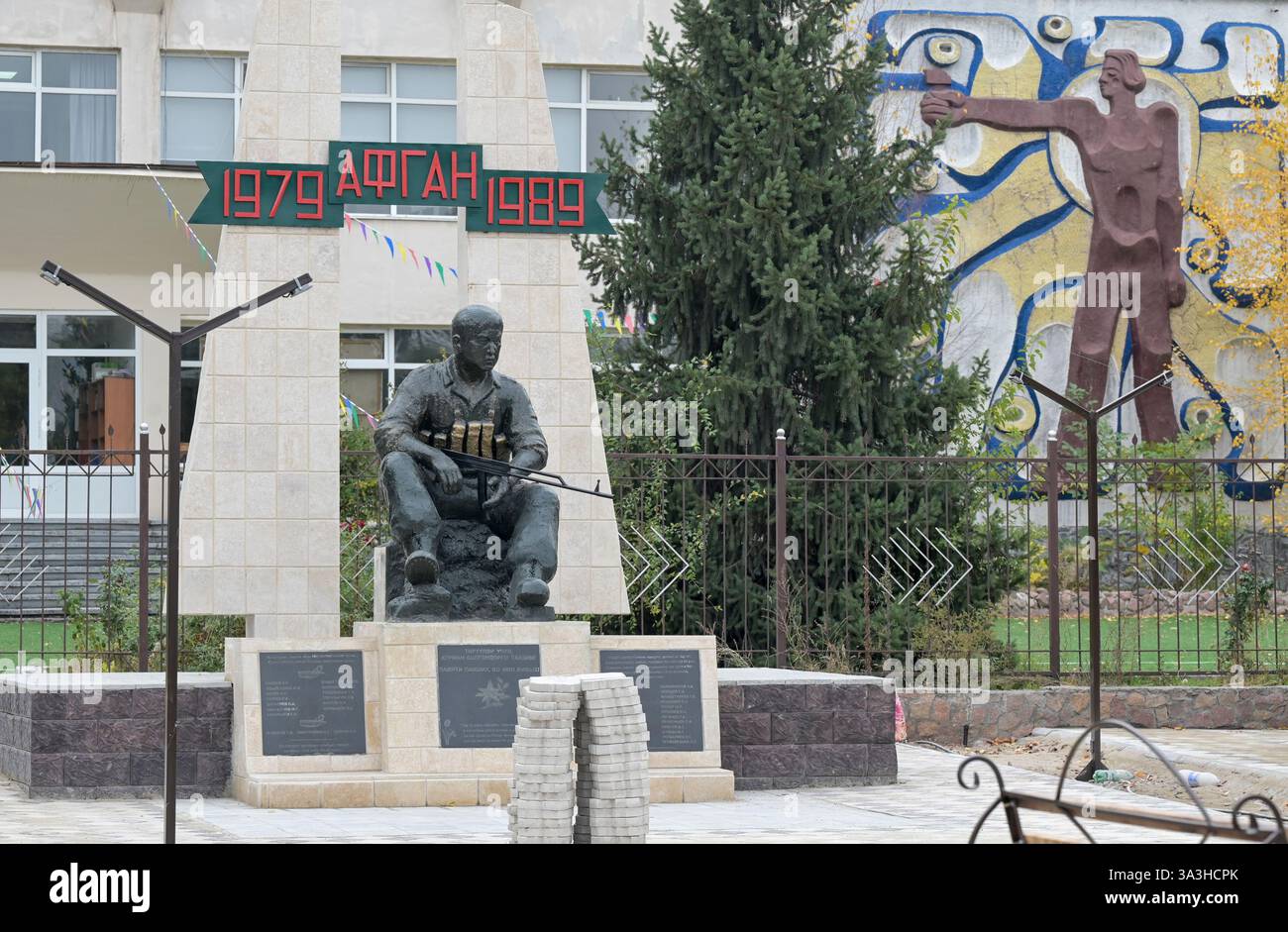 KIRGHIZISTAN, città di Kant, monumento di guerra dall'epoca della sovietunion comunista, guerra sovietica in Afghanistan 1979-1989, statua di un soldato kirghiso dell'Armata Rossa con mitragliatrice / KIRGISTAN, Kant, Kriegsdenkmal aus der sowjetischen Zeit, Krieg in Afghanistan 1979-1989 Foto Stock