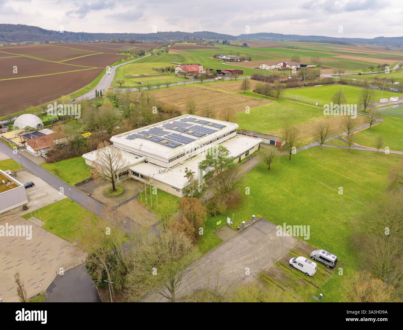 Edifici singoli circondati da campi e alberi in un ampio contesto rurale, Grossbottwar, distretto di Ludwigsburg, Baden-Wuerttemberg, Germania, Europa Foto Stock