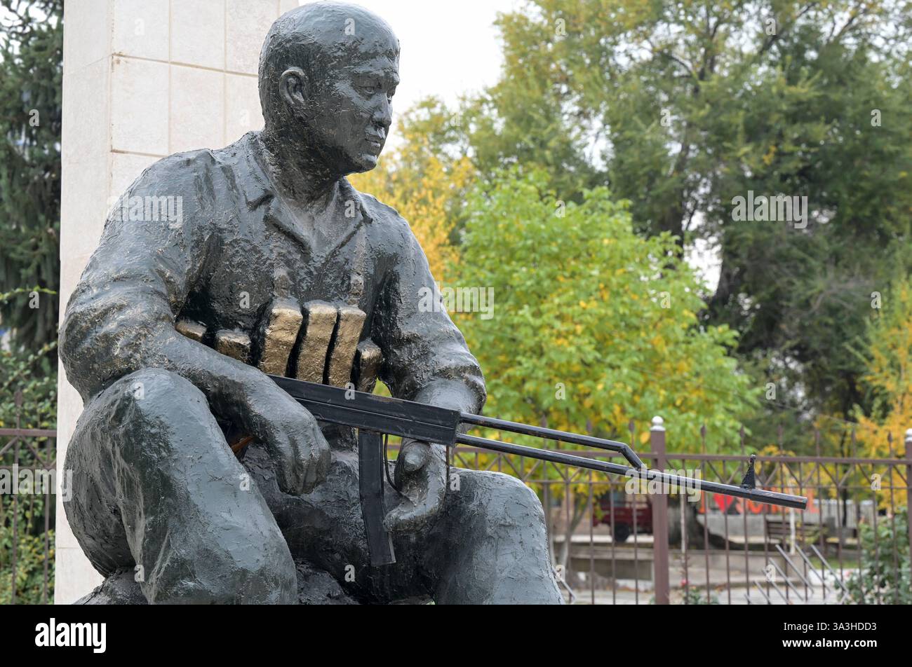 KIRGHIZISTAN, città di Kant, monumento di guerra dall'epoca della sovietunion comunista, guerra sovietica in Afghanistan 1979-1989, statua di un soldato kirghiso dell'Armata Rossa con mitragliatrice / KIRGISTAN, Kant, Kriegsdenkmal aus der sowjetischen Zeit, Krieg in Afghanistan 1979-1989 Foto Stock