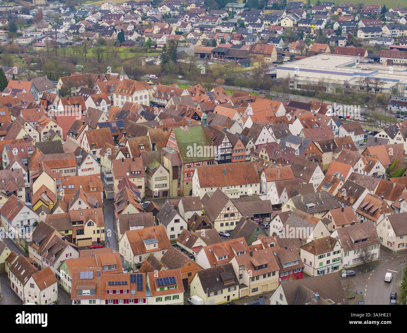 Vista sul villaggio con case piene e tetti rossi in un ambiente urbano, Grossbottwar, distretto di Ludwigsburg, Baden-Wuerttemberg, Germania, Europa Foto Stock