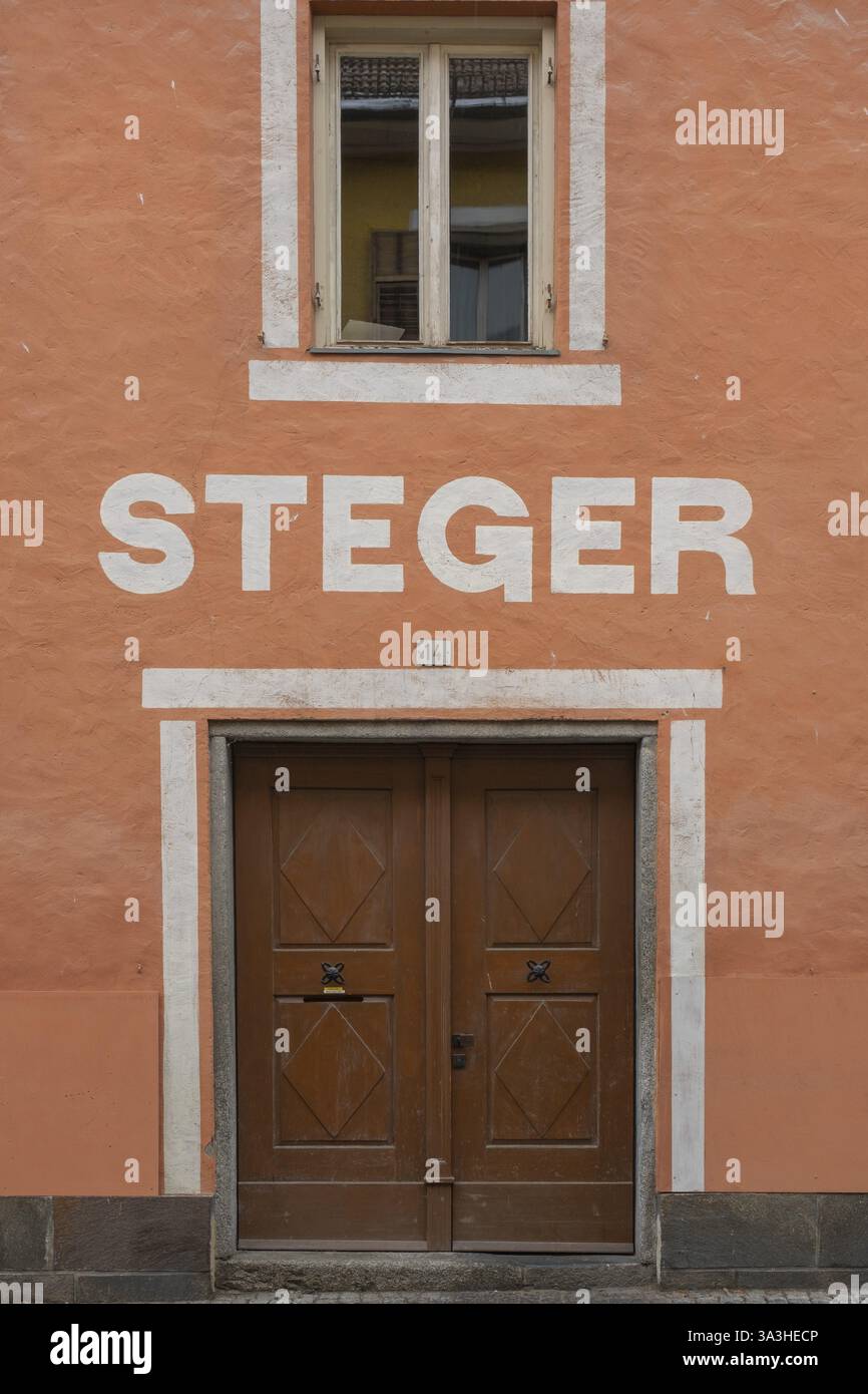 Vista su una facciata di casa con porta e finestra in legno a doppia ala, S. Lorenzen, Bolzano, Trentino, alto Adige, Italia, Europa Foto Stock