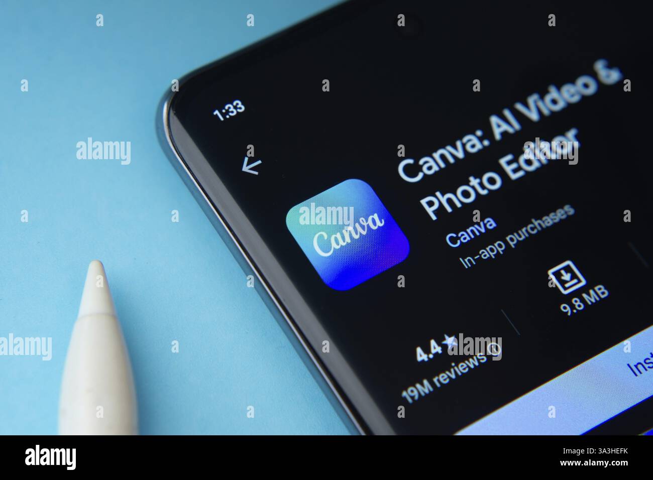 L'app Canva di Google PlayStore viene visualizzata sullo schermo di uno smartphone Foto Stock