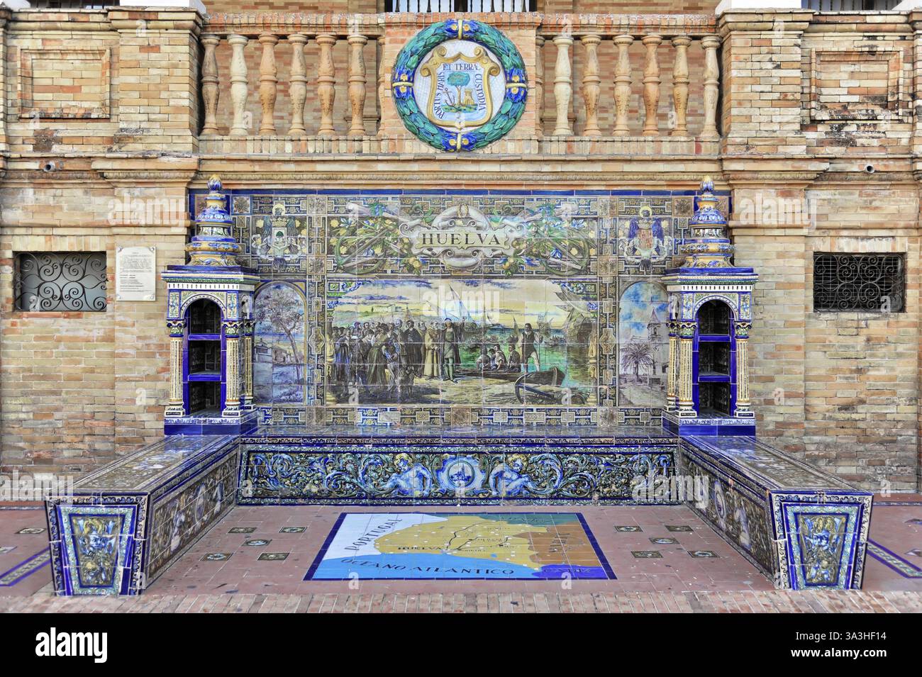 Plaza de Espana a Siviglia, Siviglia, Andalusia, Spagna, Europa, mosaico piastrellato dettagliato con immagini storiche e caratteri Huelva, Europa Foto Stock
