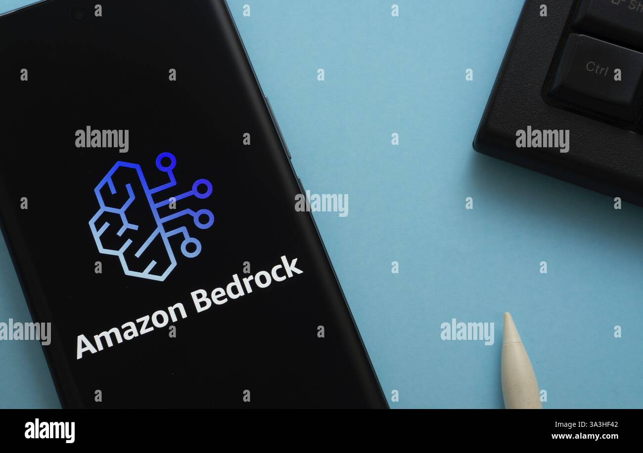 Il logo di Amazon Bedrock viene visualizzato sullo schermo di uno smartphone Foto Stock