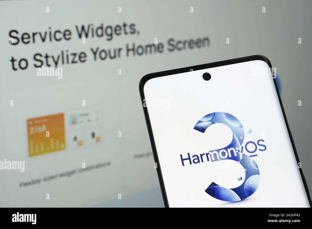 Il logo di HarmonyOS 3 viene visualizzato sullo schermo di uno smartphone Foto Stock