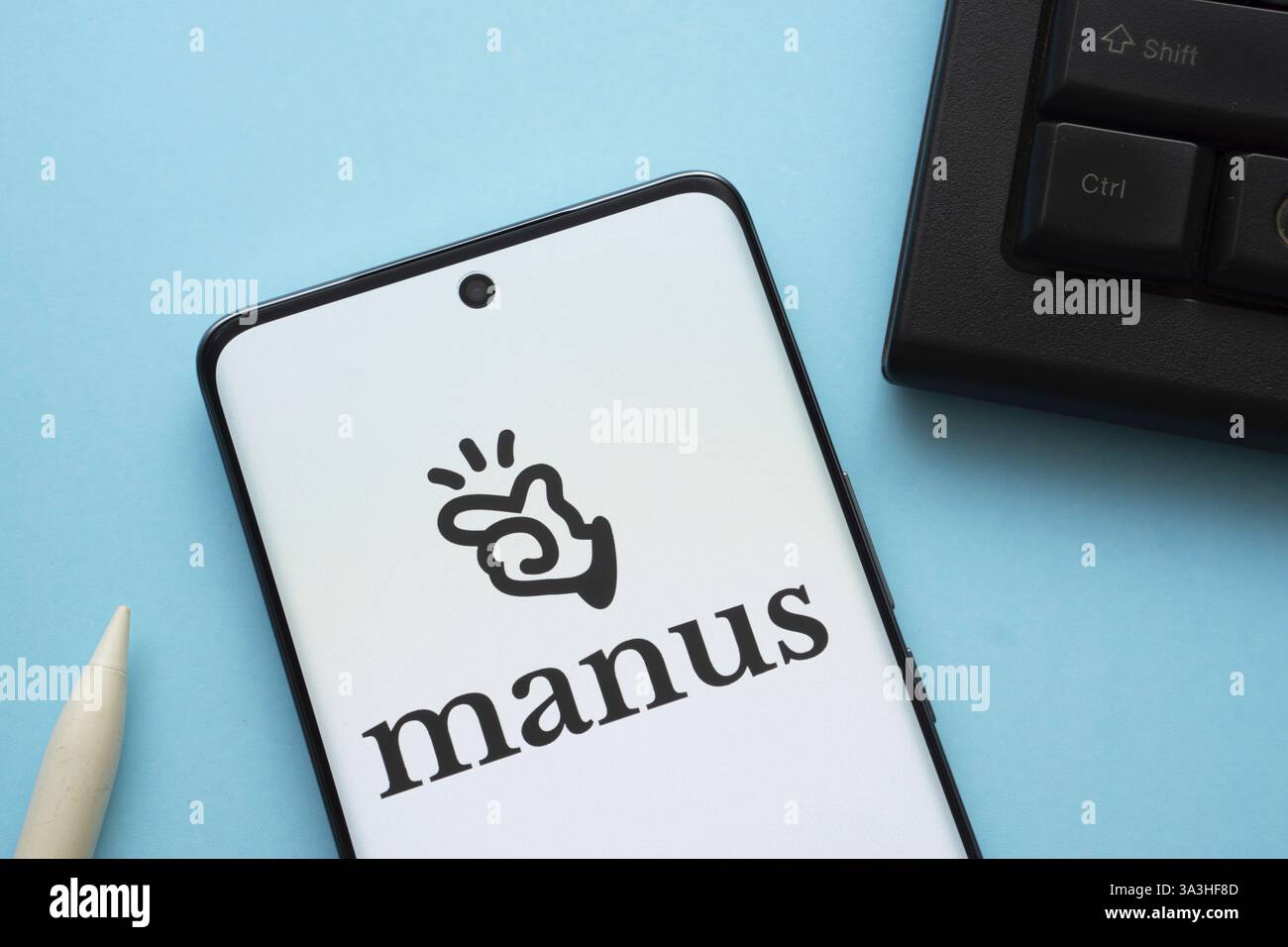 Il logo Manus ai è visibile su uno smartphone Foto Stock