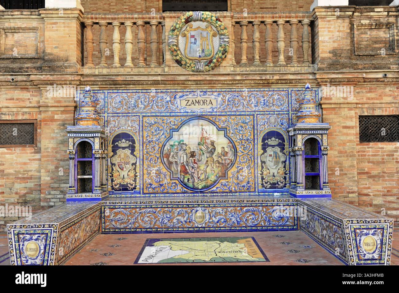 Plaza de Espana a Siviglia, Siviglia, Andalusia, Spagna, Europa, il mosaico delle piastrelle mostra la raffigurazione storica di Zamora, circondata da un tappeto riccamente decorato Foto Stock