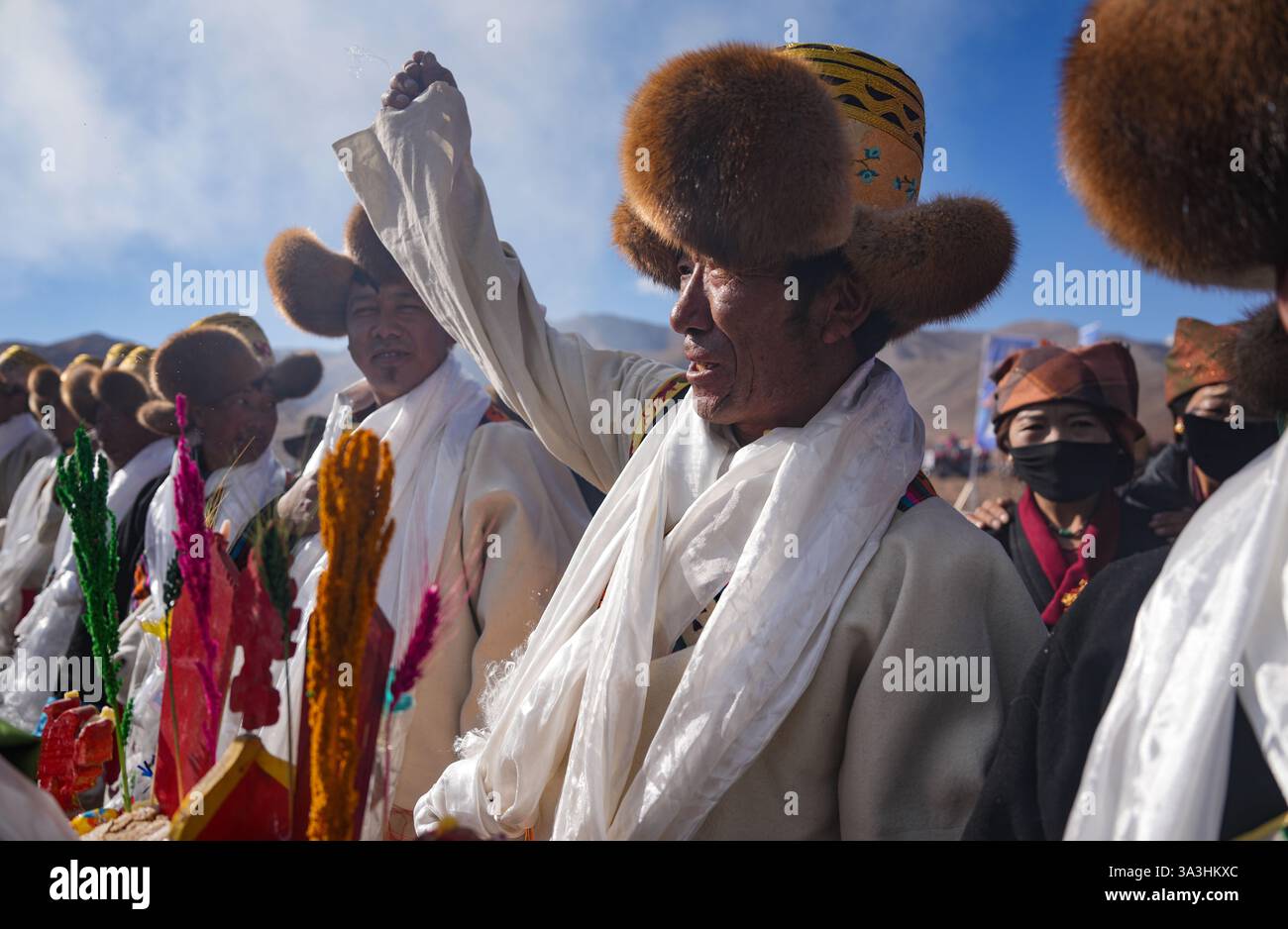 Lhasa, la regione autonoma cinese di Xizang. 16 marzo 2025. Gli agricoltori partecipano a una cerimonia che segna l'inizio dell'agricoltura primaverile a Codoi Township, Lhunzhub County of Lhasa, regione autonoma di Xizang nel sud-ovest della Cina, 16 marzo 2025. La domenica si sono svolte cerimonie che segnano l'inizio dell'agricoltura primaverile in tutta Xizang. La cerimonia ha un grande significato in quanto segna l'inizio della stagione agricola di un nuovo anno e serve come preghiera per condizioni meteorologiche favorevoli e raccolti abbondanti. È considerato un rituale importante nelle regioni agricole dello Xizang. Crediti: Jigme Dorje/Xinhua/Alamy Live News Foto Stock