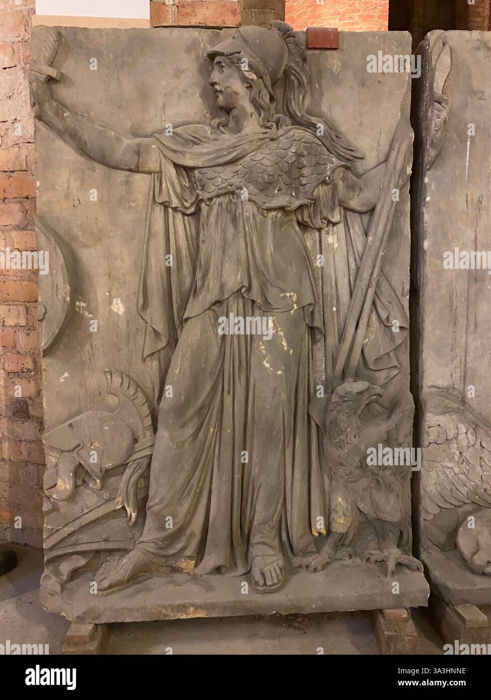 Pannello fregio, Berlino, Minerva (romana) con spada. Atena (greco) non è la dea delle arti qui, ma della guerra. Consegna la spada a due guerrieri. Foto Stock