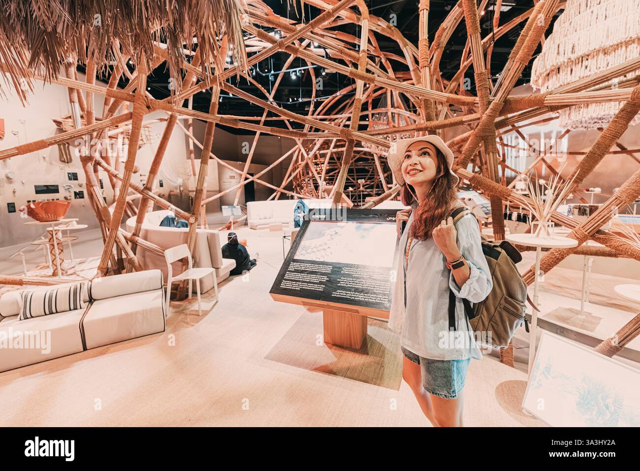 16 gennaio 2025, Abu Dhabi, Emirati Arabi Uniti: Giovane donna che visita una mostra museale con oggetti tradizionali e installazione nella Casa degli artigiani Foto Stock
