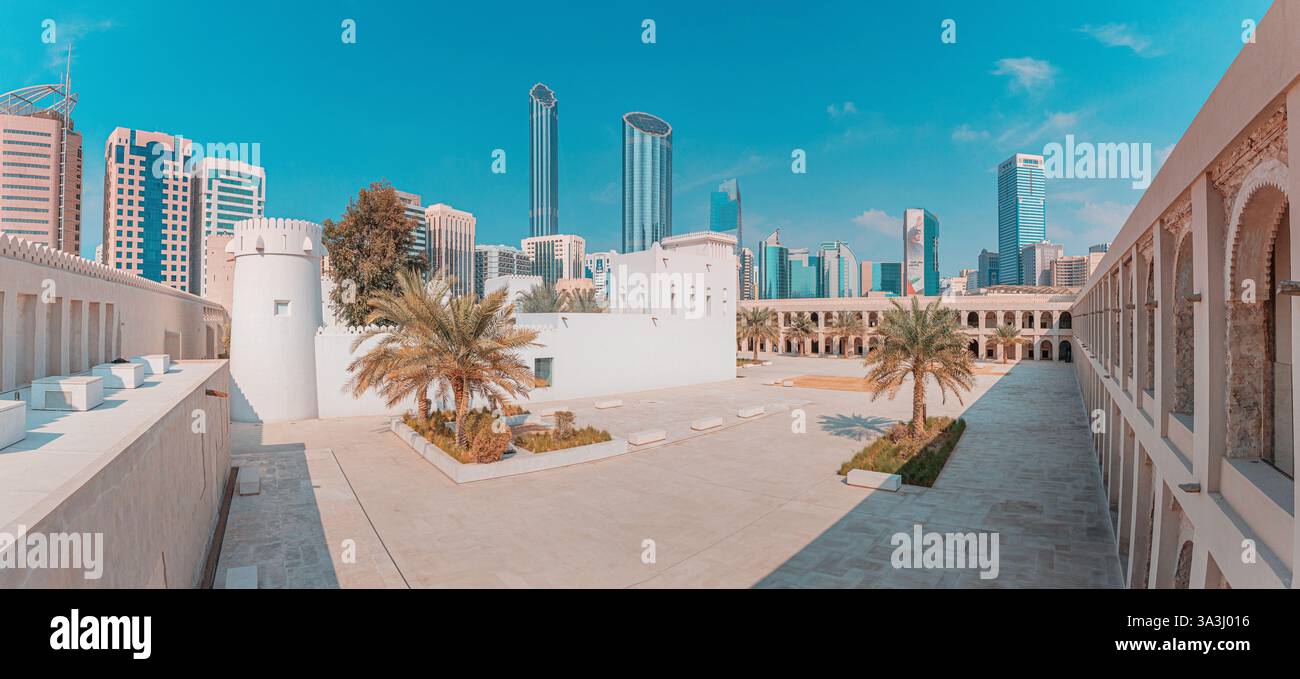 16 gennaio 2025, Abu Dhabi, Emirati Arabi Uniti: Storico forte Qasr al Hosn circondato da palme ed edifici moderni Foto Stock