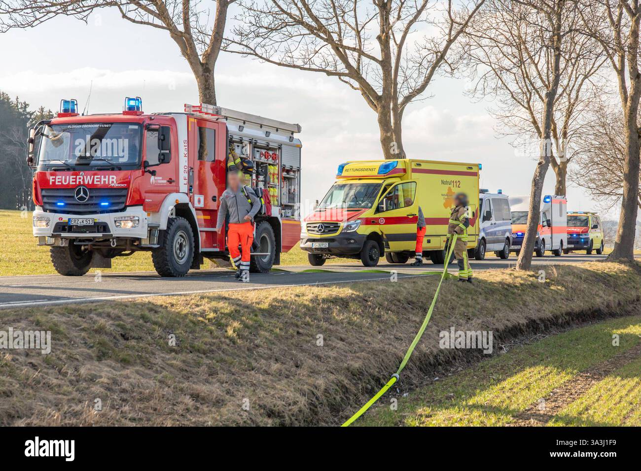 250316UnfallS283 News ID: EN 2025-03-16-2 Verkehrsunfall durch Wendemanöver Bereitschaftspolizei als Ersthelfer im Einsatz Raum. Auf der S283 zwischen der B169 Abzweig Aue und der S255 Abzweig nach Thierfeld Hat sich gegen 15:30 Uhr ein Verkehrsunfall ereignet. Ersten Informationen zu Folge wollte ein Fahrer eines Citroëns an einem Feldweg wenden. Beim Wendemanöver übersah der Fahrer einen nahenden VW Passat, worauf es zum Zusammenstoß kam. BEI der Kollision wurden ersten Informationen zu Folge mehrere Personen verletzt und mussten vor Ort vom Rettungsdienst und einem Notarzt medizinisch unte Foto Stock
