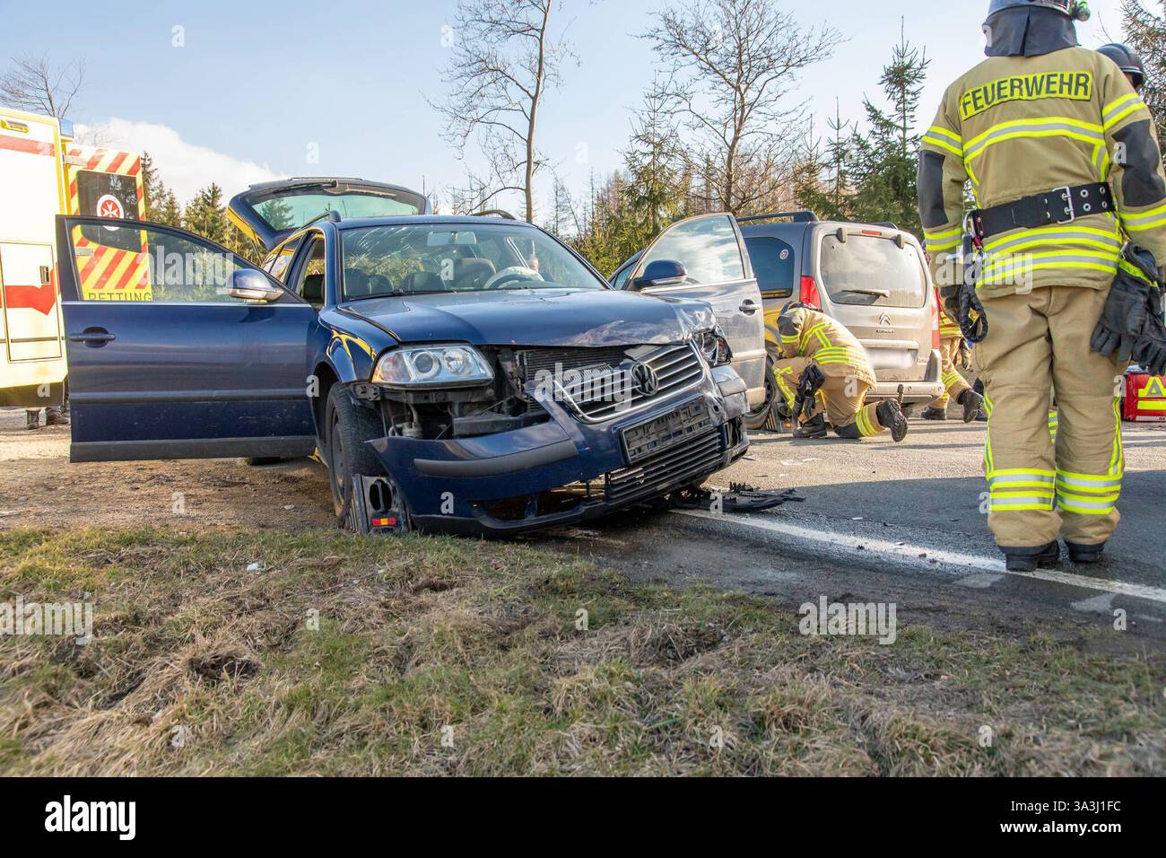 250316UnfallS283 News ID: EN 2025-03-16-2 Verkehrsunfall durch Wendemanöver Bereitschaftspolizei als Ersthelfer im Einsatz Raum. Auf der S283 zwischen der B169 Abzweig Aue und der S255 Abzweig nach Thierfeld Hat sich gegen 15:30 Uhr ein Verkehrsunfall ereignet. Ersten Informationen zu Folge wollte ein Fahrer eines Citroëns an einem Feldweg wenden. Beim Wendemanöver übersah der Fahrer einen nahenden VW Passat, worauf es zum Zusammenstoß kam. BEI der Kollision wurden ersten Informationen zu Folge mehrere Personen verletzt und mussten vor Ort vom Rettungsdienst und einem Notarzt medizinisch unte Foto Stock