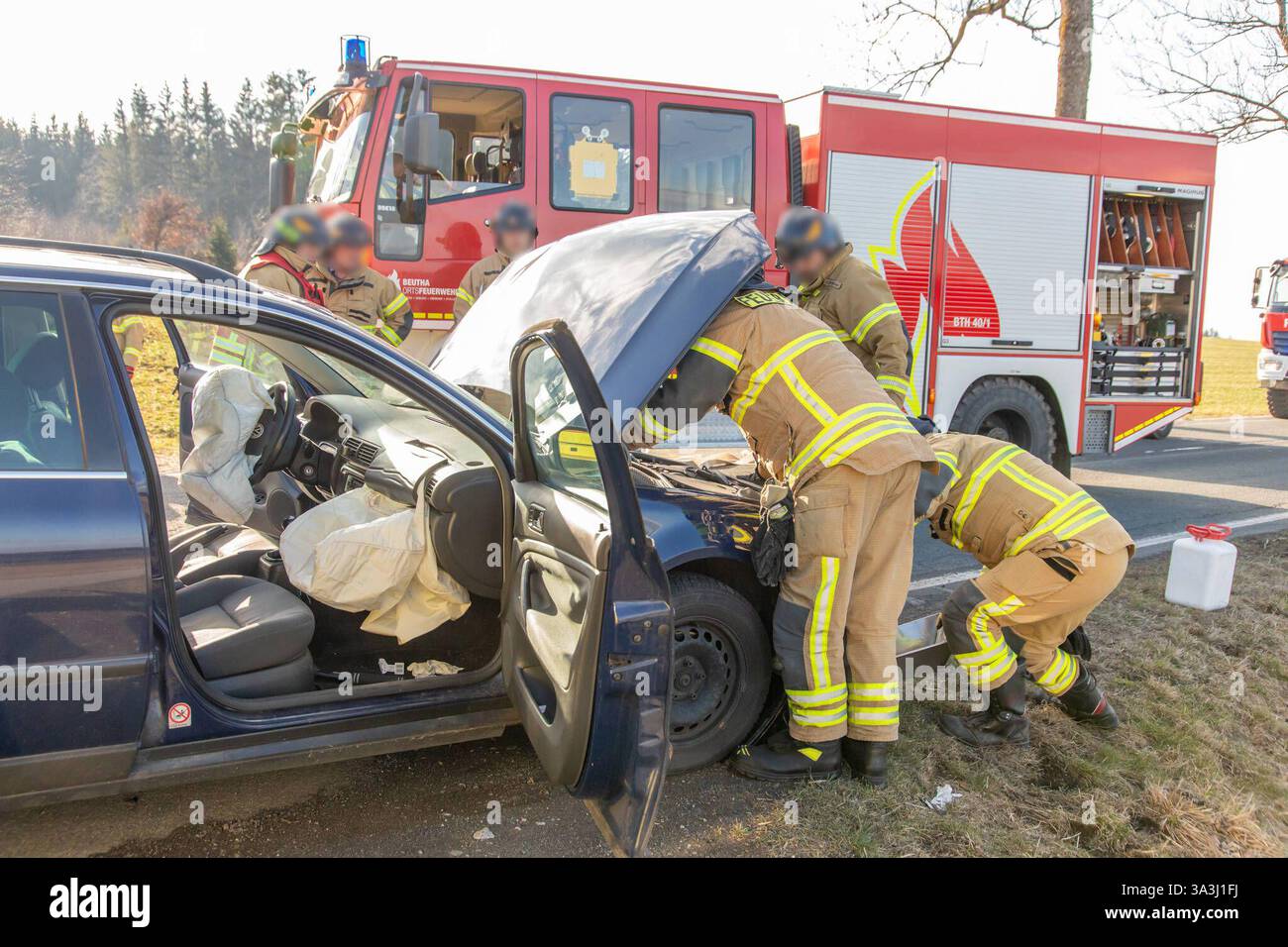 250316UnfallS283 News ID: EN 2025-03-16-2 Verkehrsunfall durch Wendemanöver Bereitschaftspolizei als Ersthelfer im Einsatz Raum. Auf der S283 zwischen der B169 Abzweig Aue und der S255 Abzweig nach Thierfeld Hat sich gegen 15:30 Uhr ein Verkehrsunfall ereignet. Ersten Informationen zu Folge wollte ein Fahrer eines Citroëns an einem Feldweg wenden. Beim Wendemanöver übersah der Fahrer einen nahenden VW Passat, worauf es zum Zusammenstoß kam. BEI der Kollision wurden ersten Informationen zu Folge mehrere Personen verletzt und mussten vor Ort vom Rettungsdienst und einem Notarzt medizinisch unte Foto Stock