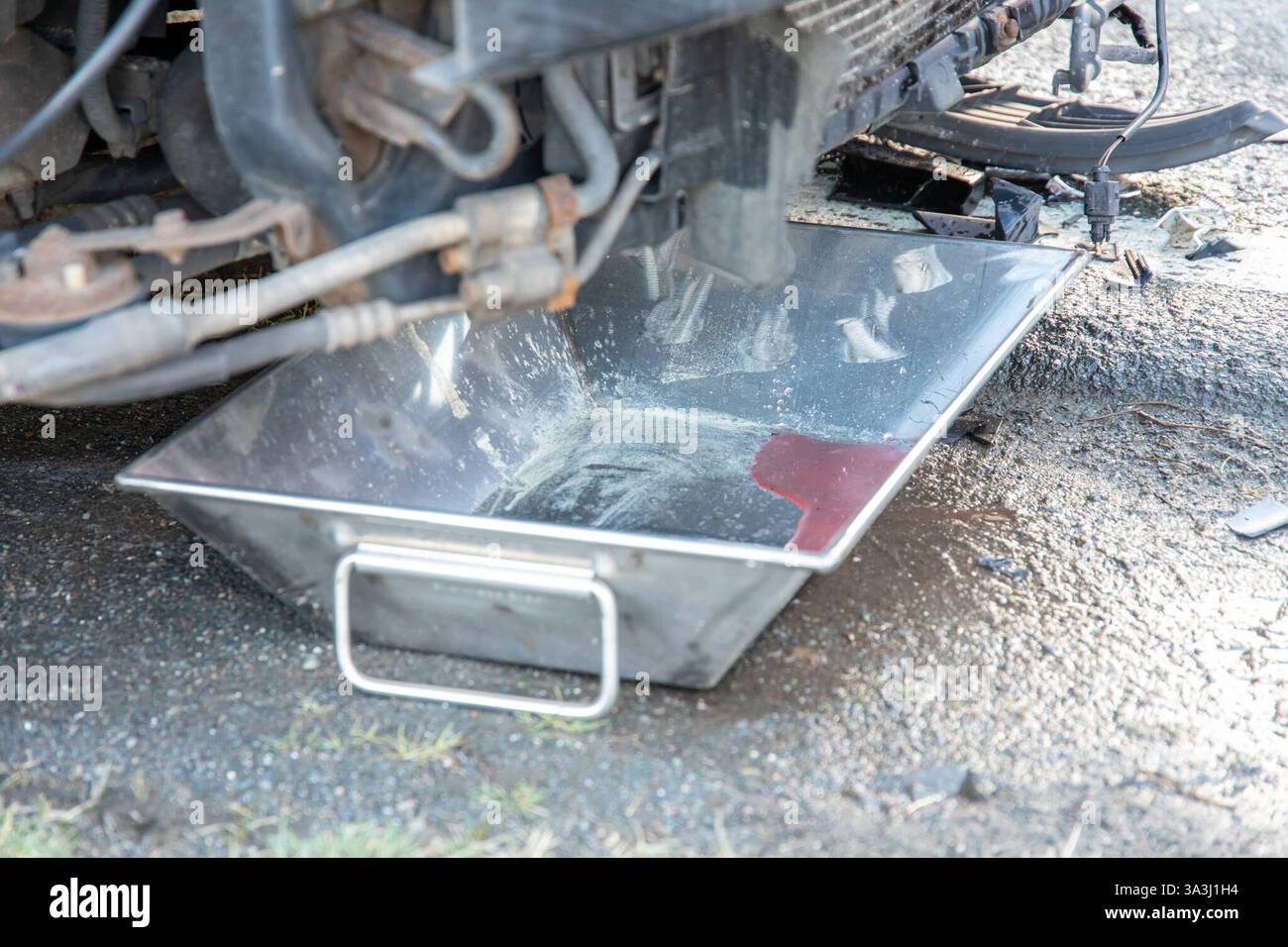 250316UnfallS283 News ID: EN 2025-03-16-2 Verkehrsunfall durch Wendemanöver Bereitschaftspolizei als Ersthelfer im Einsatz Raum. Auf der S283 zwischen der B169 Abzweig Aue und der S255 Abzweig nach Thierfeld Hat sich gegen 15:30 Uhr ein Verkehrsunfall ereignet. Ersten Informationen zu Folge wollte ein Fahrer eines Citroëns an einem Feldweg wenden. Beim Wendemanöver übersah der Fahrer einen nahenden VW Passat, worauf es zum Zusammenstoß kam. BEI der Kollision wurden ersten Informationen zu Folge mehrere Personen verletzt und mussten vor Ort vom Rettungsdienst und einem Notarzt medizinisch unte Foto Stock