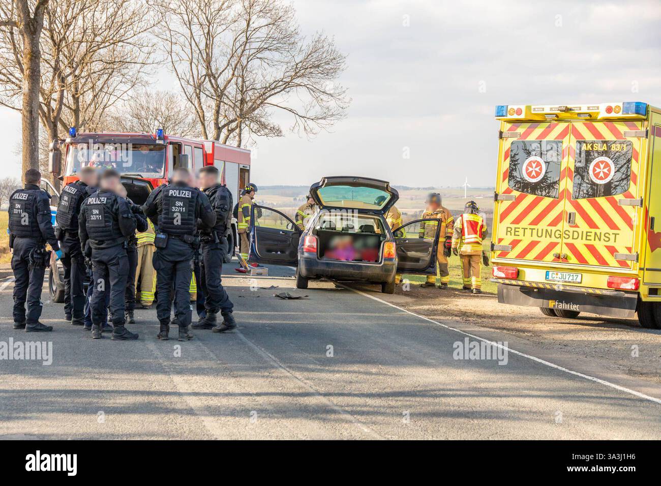 250316UnfallS283 News ID: EN 2025-03-16-2 Verkehrsunfall durch Wendemanöver Bereitschaftspolizei als Ersthelfer im Einsatz Raum. Auf der S283 zwischen der B169 Abzweig Aue und der S255 Abzweig nach Thierfeld Hat sich gegen 15:30 Uhr ein Verkehrsunfall ereignet. Ersten Informationen zu Folge wollte ein Fahrer eines Citroëns an einem Feldweg wenden. Beim Wendemanöver übersah der Fahrer einen nahenden VW Passat, worauf es zum Zusammenstoß kam. BEI der Kollision wurden ersten Informationen zu Folge mehrere Personen verletzt und mussten vor Ort vom Rettungsdienst und einem Notarzt medizinisch unte Foto Stock