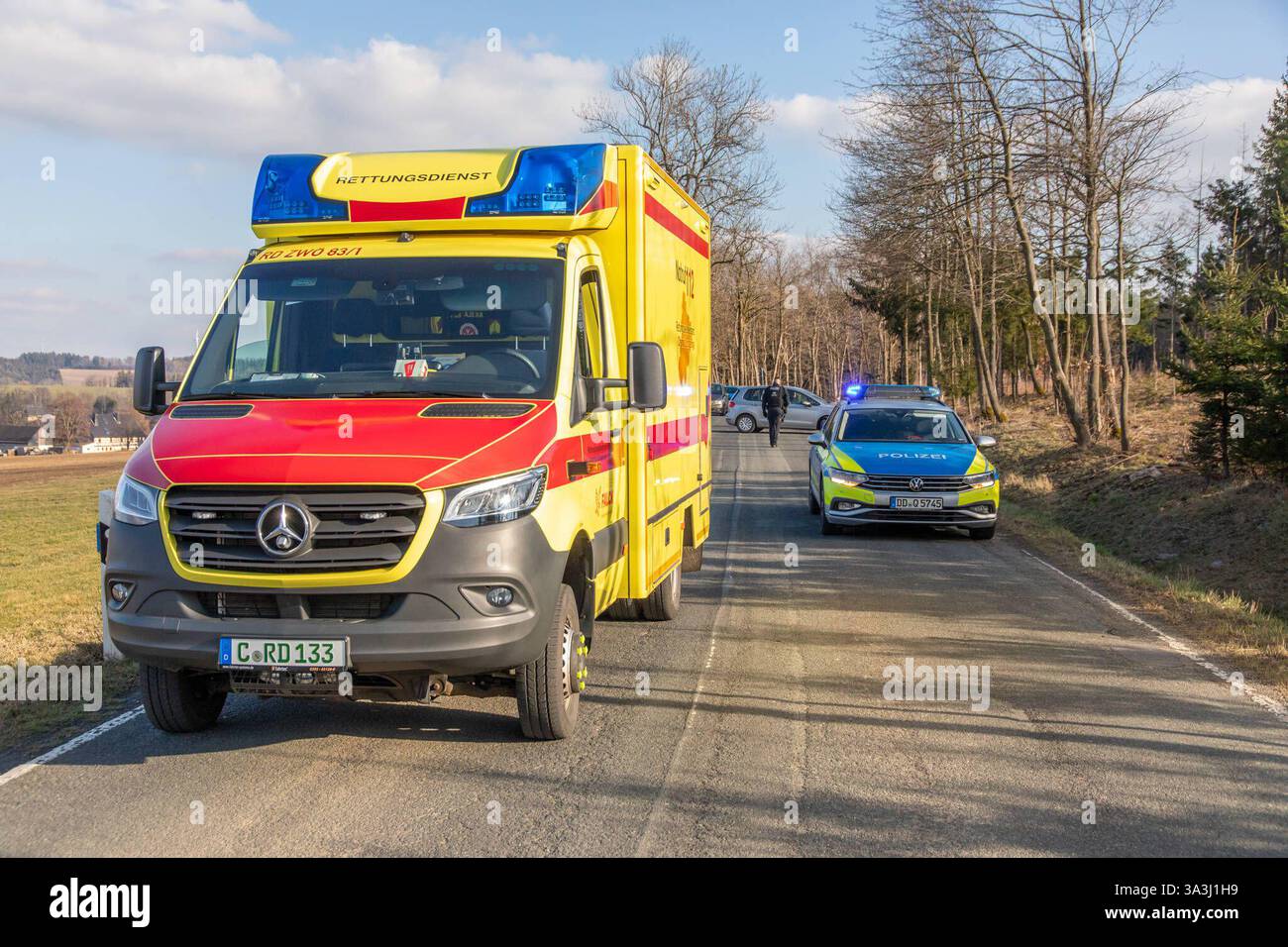 250316UnfallS283 News ID: EN 2025-03-16-2 Verkehrsunfall durch Wendemanöver Bereitschaftspolizei als Ersthelfer im Einsatz Raum. Auf der S283 zwischen der B169 Abzweig Aue und der S255 Abzweig nach Thierfeld Hat sich gegen 15:30 Uhr ein Verkehrsunfall ereignet. Ersten Informationen zu Folge wollte ein Fahrer eines Citroëns an einem Feldweg wenden. Beim Wendemanöver übersah der Fahrer einen nahenden VW Passat, worauf es zum Zusammenstoß kam. BEI der Kollision wurden ersten Informationen zu Folge mehrere Personen verletzt und mussten vor Ort vom Rettungsdienst und einem Notarzt medizinisch unte Foto Stock