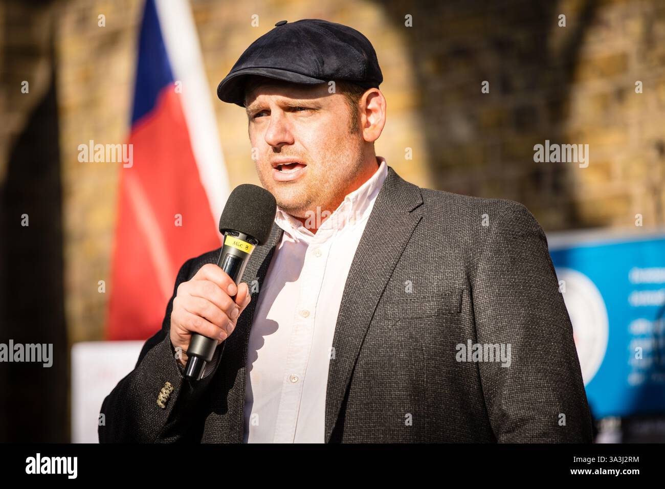 Londra, Regno Unito – 15 marzo 2025: Il deputato Luke Taylor parla fuori dalla Royal Mint Court ai manifestanti che si oppongono alla nuova "super emabssy" cinese a Londra. Foto Stock