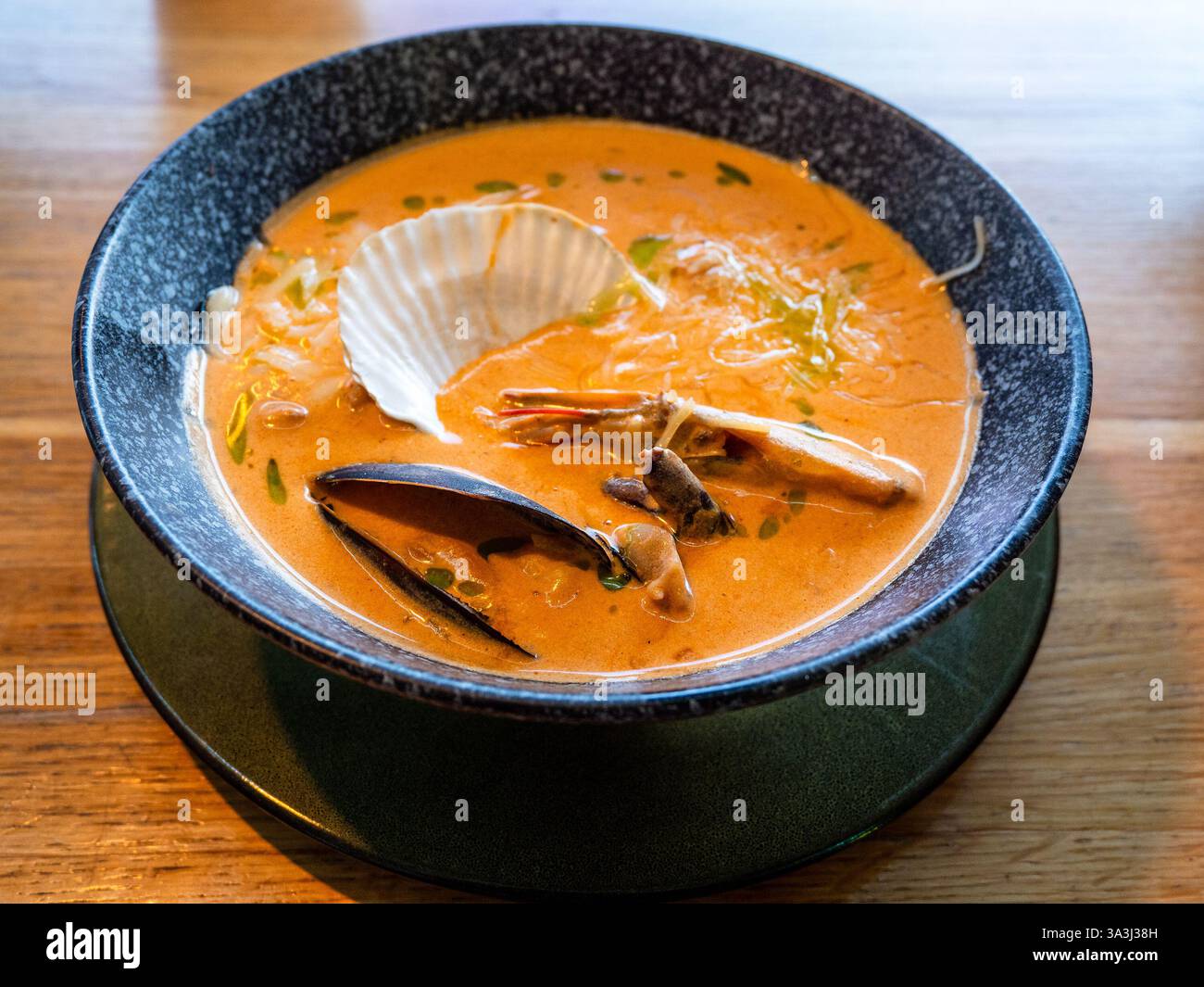 Chupe con Seafood - zuppa peruviana con pesce, crema, formaggio e riso in ciotola nel ristorante locale Foto Stock