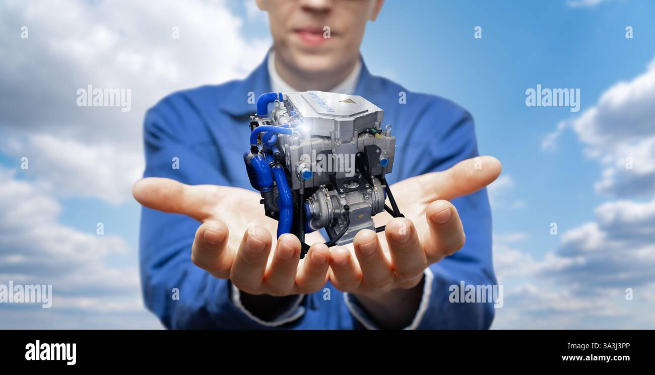 L'ingegnere tiene in mano il modello di motore a celle a combustibile a idrogeno. Foto Stock