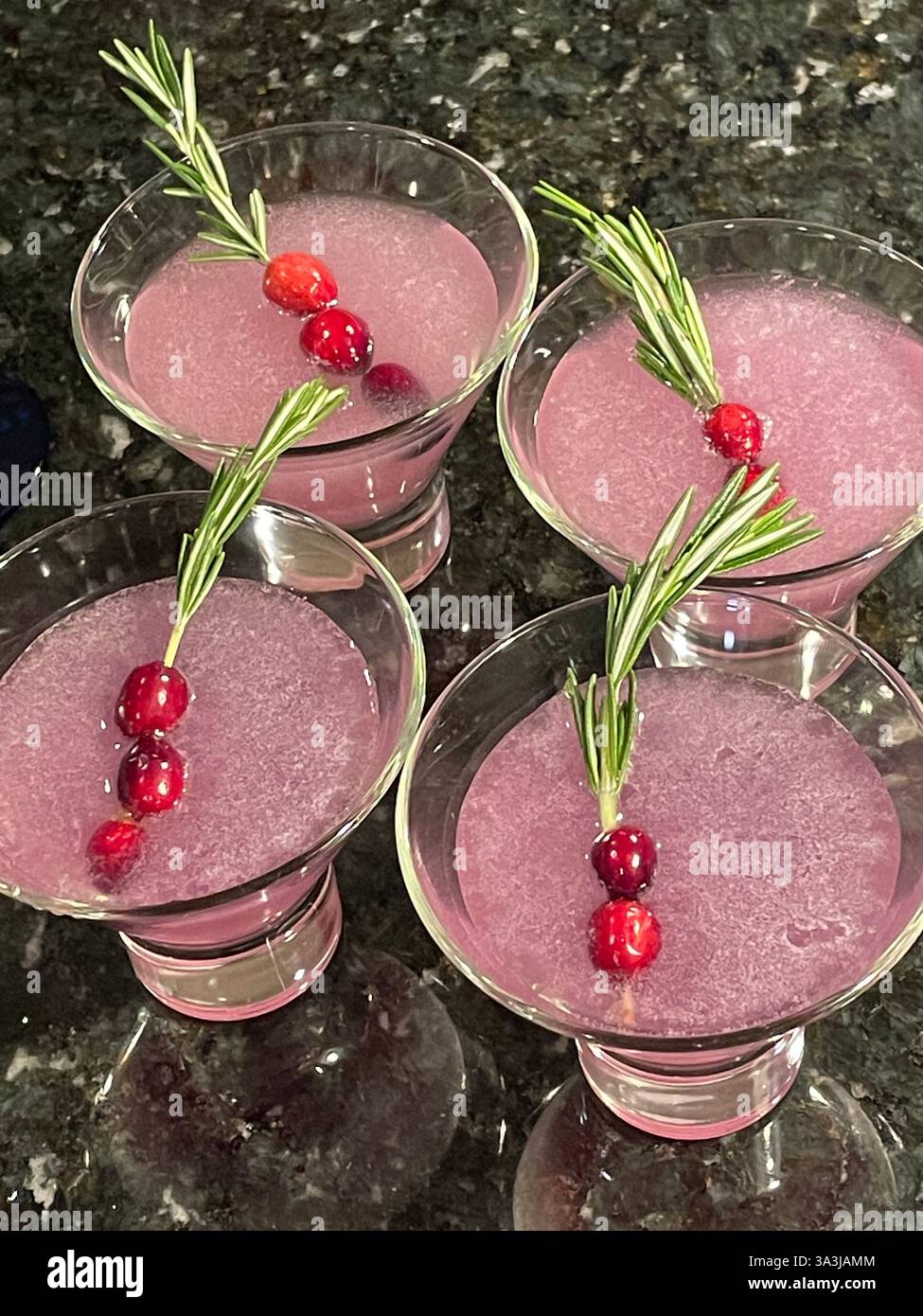 Primo piano di 75 cocktail francesi, guarniti con mirtilli rossi freschi e ramoscelli di rosmarino, 2025, Stati Uniti Foto Stock