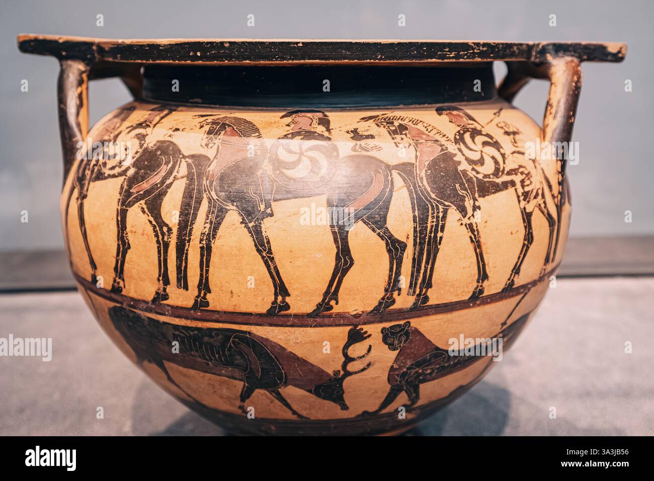 17 gennaio 2025, museo del Louvre di Abu Dhabi, Emirati Arabi Uniti: Primo piano di un'antica anfora greca raffigurante i guerrieri a cavallo e scene di caccia Foto Stock
