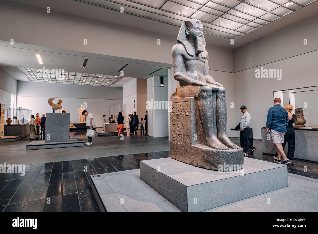 17 gennaio 2025, museo del Louvre di Abu Dhabi, Emirati Arabi Uniti: Maestosa statua di un faraone egizio, seduto e con simboli del potere Foto Stock
