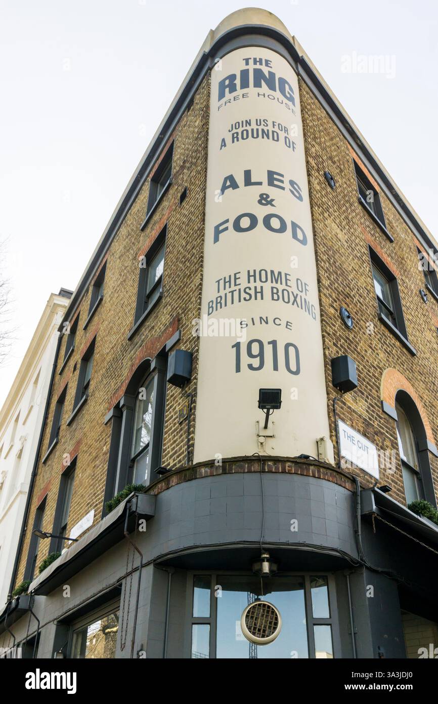 Il Ring Public House all'angolo tra The Cut e Blackfriars Road, si descrive come la casa della boxe britannica dal 1910. Foto Stock