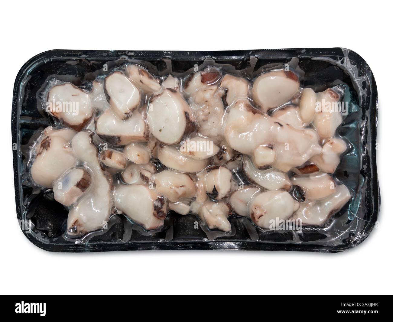 Tentacoli di calamaro tagliati congelati e sigillati sottovuoto in un vassoio nero sacchetto di plastica trasparente isolato su bianco con percorso di ritaglio incluso Foto Stock