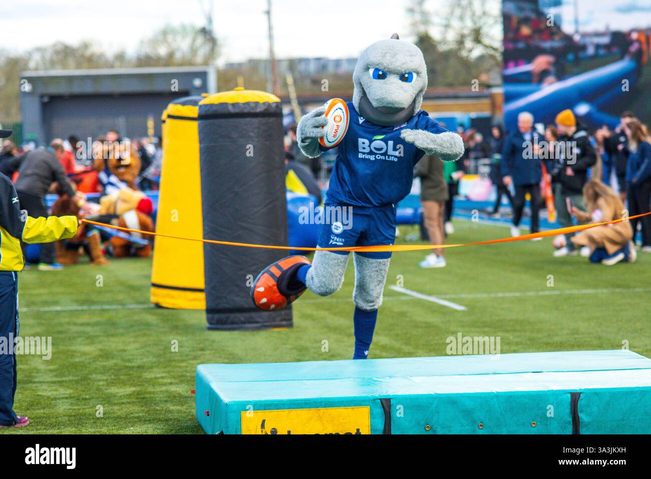 Londra, Regno Unito, 16 marzo 2025 a metà tempo a Gloucester-Hartpury contro Saracens nella Premiership Women's Rugby Final ha visto la prima gara Club Mascot (vinta da sale Sharks 'Sharky' e Harlequins 'Emily Bear Second) allo Stonex Stadium di Londra, Regno Unito. Alex Williams / Alamy Live News Foto Stock