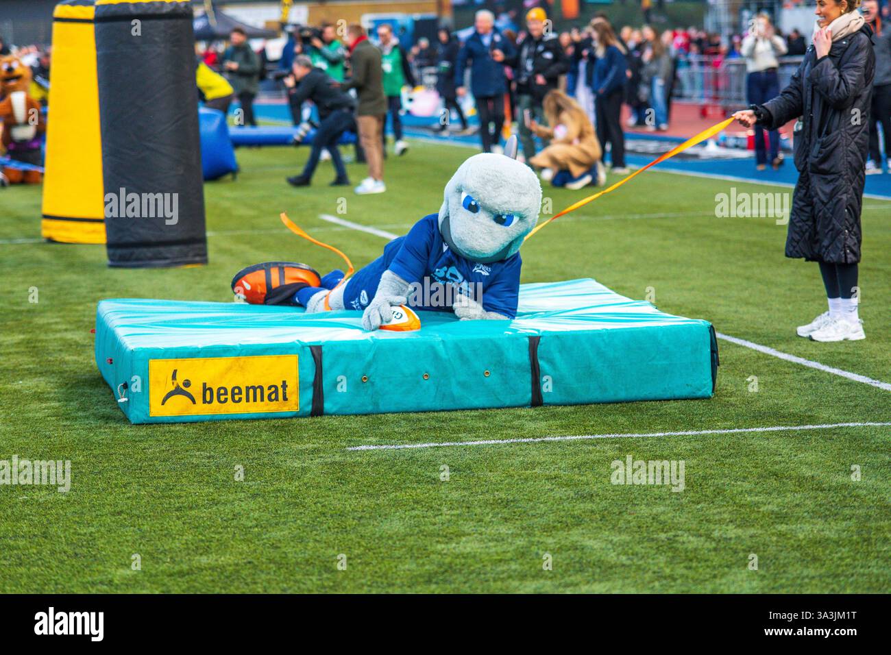 Londra, Regno Unito, 16 marzo 2025 a metà tempo a Gloucester-Hartpury contro Saracens nella Premiership Women's Rugby Final ha visto la prima gara Club Mascot (vinta da sale Sharks 'Sharky' e Harlequins 'Emily Bear Second) allo Stonex Stadium di Londra, Regno Unito. Alex Williams / Alamy Live News Foto Stock